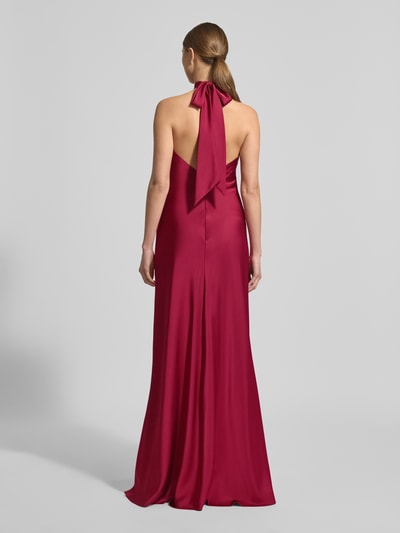Vrouwenmodel draagt Avondjurk met Neckholder om te strikken van Mascara, satijn, nauwsluitende pasvorm, rugdecolleté, maxilengte, naadritssluiting, ruglengte maat 36: 160 cm, borstwijdte maat 36: 42 cm, geheel in bordeauxrood, gladde textuur, Ganzkörperansicht Rückansicht.
