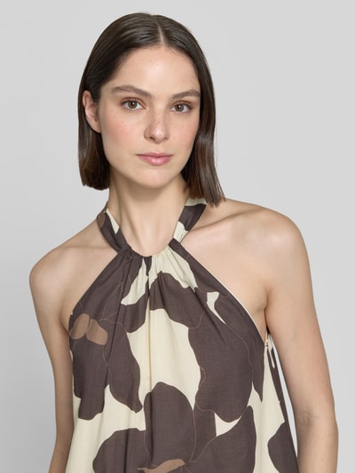 Frauenmodel trägt Neckholder-Midikleid im Allover-Look Modell 'Qowira' von Someday aus Reine Baumwolle, Nahaufnahme Oberkörper.