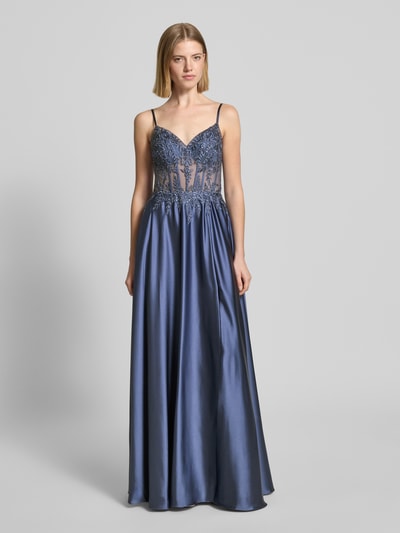 Frauenmodel trägt Corsagenkleid mit rückseitiger Schnürung von Luxuar aus glänzendem Satin mit Ziersteinbesatz, taillierter Schnitt, Maxikleid, Stitchings, Farbe Blau, Rückenlänge bei Größe 36: 131 cm, Brustweite: 32 cm, Ganzkörperansicht von vorne.