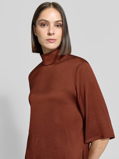 Frauenmodel trägt Regular Fit Bluse mit Stehkragen Modell 'Aletia' von DRYKORN, rostbraun, elastischer Acetat-Mix, Nahaufnahme Oberkörper.