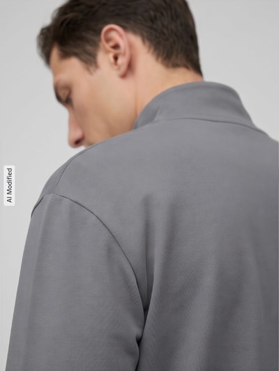 Mężczyzna nosi Regular Fit Sweatjacke aus Baumwoll-Mix model 'Laze Zip Jacket' von HUGO, szara gładka tkanina, zbliżenie na plecy, bluza rozpinana męska od HUGO, widok z tyłu, KI-modifiziertes Bild