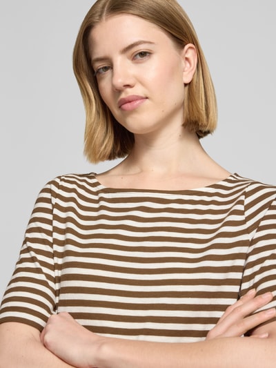 Modelka kobieca nosi Slim Fit T-Shirt aus reiner Baumwolle von s.Oliver RED LABEL, efekt: wzór w paski, krój slim fit, dekolt w łódkę, rękaw o dł. 1/2, dżersej z cieniowanej przędzy, bawełna, naszywka z logo; zbliżenie na górną część ciała