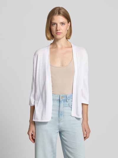 Kobiece model prezentuje Regular Fit Bolero aus reiner Baumwolle od s.Oliver RED LABEL, gładka biel, prosty krój, widok na górną część ciała z przodu.
