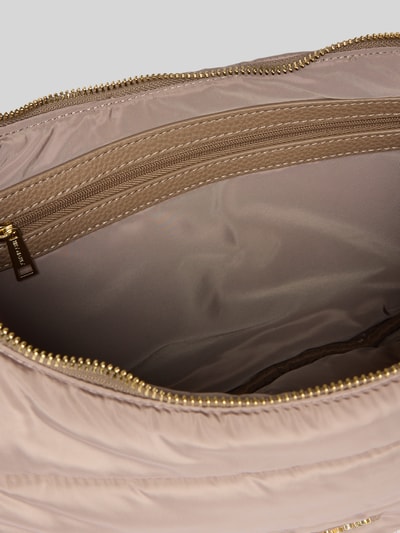 Produktfoto, Halfmoon Bag mit Label-Patch Modell 'Lifetime Buddy' von Hey Marly, Hauptfach mit Reißverschluss, Reißverschlusstasche innen, beige, glatte Textur.