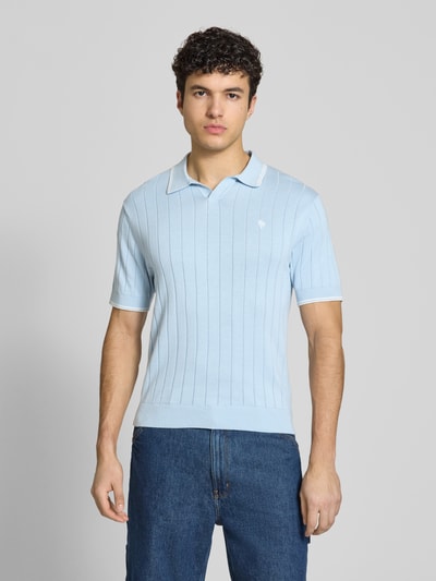 Männermodel trägt Slim Fit Polo-Strickshirt mit Logo-Stickerei von REVIEW in Hellblau, Ripp-Optik, Reine Baumwolle, Ganzkörperansicht von vorne.