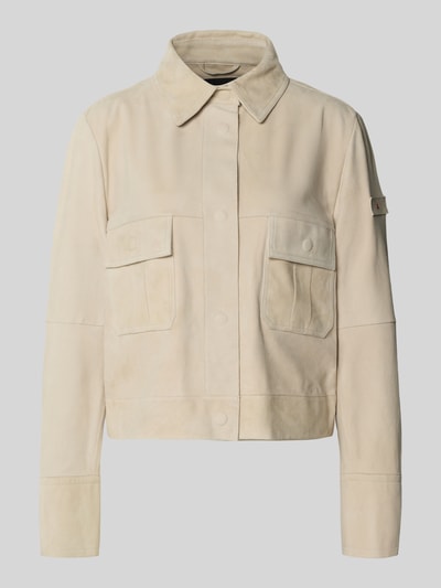 Produktfoto, Lederjacke mit Pattentaschen Modell 'Era' von Peuterey in hellem Beige, glatte und matte Oberfläche, gerader Schnitt, Kentkragen, sichtbare Druckknöpfe und Label-Patch, Vorderansicht. Ideal für die Indexierung von Damen Lederjacken mit beschichtetem Leder und klarer Linienführung.