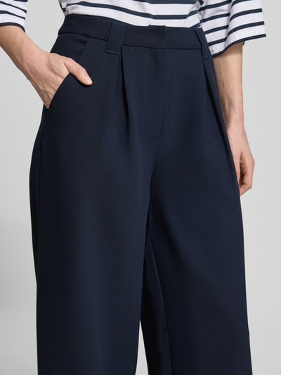 Frauenmodel trägt Wide Leg Hose Modell DORINA von GUIDO MARIA KRETSCHMER WOMAN, dunkelblauer Material-Mix mit Viskose-Anteil, Gelegte Falten, Nahaufnahme Oberkörper