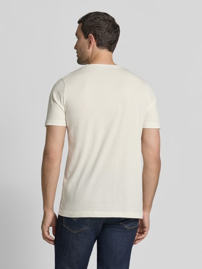 Męskimodel nosi T-Shirt mit Rundhalsausschnitt und Label-Stitching von Fynch-Hatton, bawełna, krój regular fit, okrągły dekolt, długość tyłu w rozmiarze M: 72 cm, jasny kolor, gładka faktura, widok całej sylwetki z tyłu.