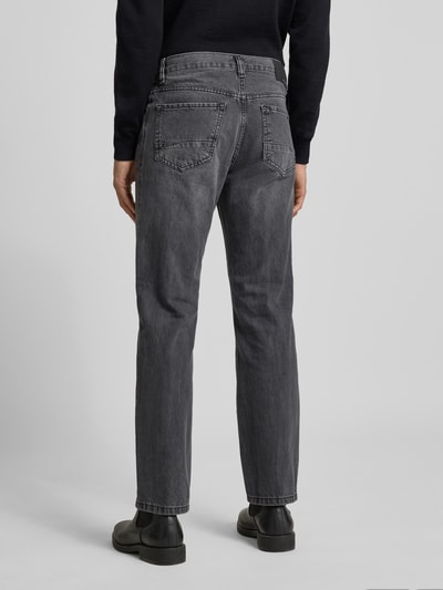 Männermodel trägt Loose Fit Jeans im 5-Pocket-Design von MCNEAL, dunkelgrau, reine Baumwolle, Ganzkörperansicht Rückansicht.