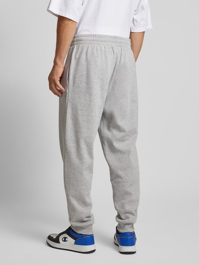 REVIEW Relaxed Fit Sweatpants mit Label-Detail Hellgrau Melange 5