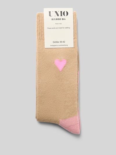 Produktfoto, Socken mit Kaschmir-Anteil und Motiv-Stitching von UNIO HAMBURG in Beige mit rosa Herz und rosa Details, Woll-Mix, gerippte Bündchen.
