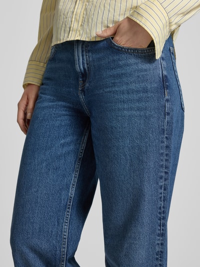 Frauenmodel trägt Jeans mit Eingrifftaschen Modell 'RIVER' von Mango aus reiner Baumwolle, Regular-Fit, Nahaufnahme Oberkörper.