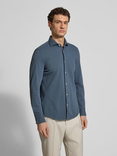 Męski model nosi Shaped Fit Freizeithemd aus reiner Baumwolle von Marc O'Polo, gładka niebieska bawełna piké, krój shaped fit, całkowita przód.
