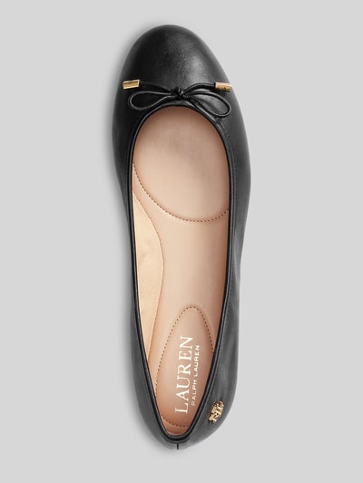 Productfoto, Ballerina uit echt leer van Lauren Ralph Lauren, effen zwart, afgeronde neus, platte hak, metalen logo-applicatie, strik, instap, licht gestructureerde zool, glad leer, damesmodel