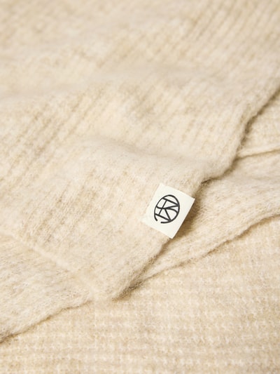 Produktfoto, cremefarbener Material-Mix mit Alpaka-Anteil, weiche Struktur, Label-Detail, Mütze mit Schal Modell 'BONDIE' von MSCH Copenhagen