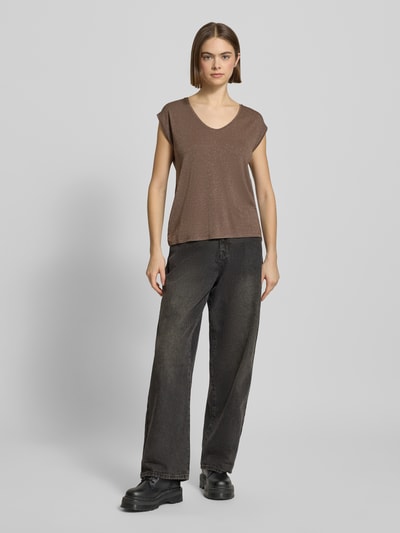 Frauenmodel trägt Regular Fit Shirt aus Viskose-Mix Modell 'BILLO' von Pieces, Optik: Unifarben, schimmernd, gestreift, Label-Stitching-Applikation, Effektgarn, U-Ausschnitt, ohne Ärmel, Material: Viskose-Mix, Ganzkörperansicht von vorne.