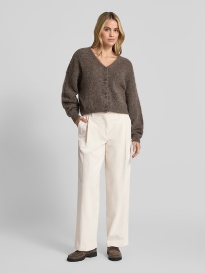 Modelka nosi Relaxed Fit Cordhose aus Baumwoll-Mix Modell 'ROJA' von Selected, damskie spodnie sztruksowe, jasny beż, proste nogawki, widok całej sylwetki z przodu.