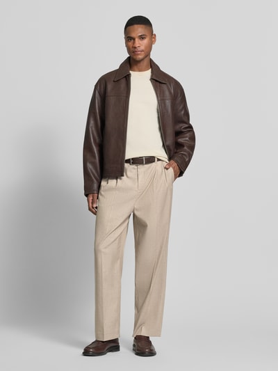 Männermodel trägt Hose mit Streifenmuster und Bügelfalten Modell 'GRANT' von Casual Friday, Wide-Fit, Material-Mix mit Viskose-Anteil, Ganzkörperansicht von vorne.