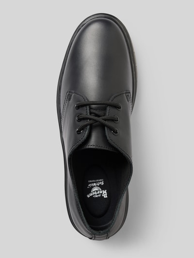 Produktfoto, schwarze Herren Schnürschuhe mit profilierter Sohle, abgerundeter Form und Schnürverschluss, Modell 'Brookline' von Dr. Martens, glatte Oberfläche, Absatzhöhe 3 cm, Schafthöhe 7 cm, Schaftweite 6 cm, schlichte Optik vor hellem Hintergrund