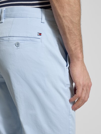 Männermodel trägt Slim Fit Chino aus Baumwoll-Mix von Tommy Hilfiger in Hellblau mit Logo-Patch, Detailaufnahme Rückansicht