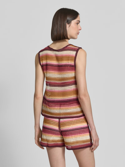 Frauenmodel trägt Weste im Allover-Look Modell 'ORIANA' von ICHI im mehrfarbigen Streifenmuster, Baumwoll-Mix, Regular-Fit, Rückenlänge bei Größe S 52 cm, Ganzkörperansicht Rückansicht.