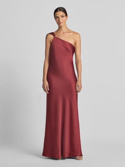Kobiece model prezentuje sukienkę wieczorową Figurbetontes Abendkleid mit Viskose-Anteil od Jake*s Cocktail w kolorze bordowym, gładka tekstura, cała sylwetka z przodu.