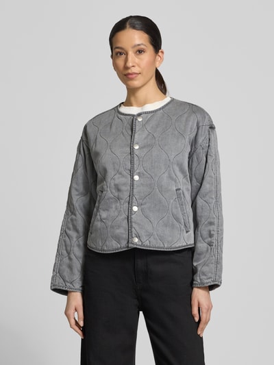 Frauenmodel trägt Regular Fit Jacke aus reinem Lyocell Modell 'Alina' von CARS JEANS in Stepp-Optik mit Eingrifftaschen, Rundhalsausschnitt und durchgehender Knopfleiste, Farbe Grau, glatte Textur, Ganzkörperansicht von vorne. Rückenlänge 58 cm, Schulterbreite 49 cm, Brustweite 53 cm, Ärmellänge 53 cm bei Größe S.
