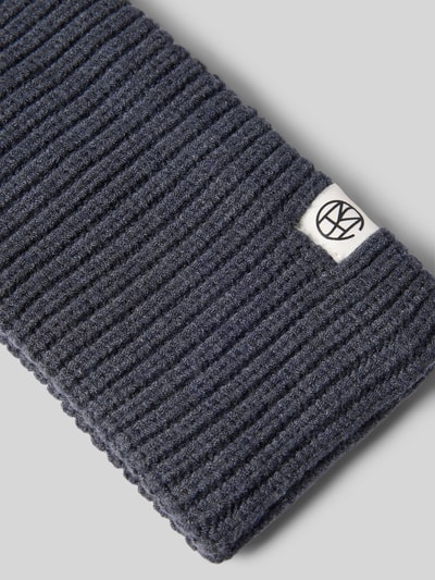 Produktfoto, Stirnband aus Viskose-Mix Modell 'GALINE RACHELLE ICON' von MSCH Copenhagen in dunkelgrauer Strick-Optik mit Label-Patch