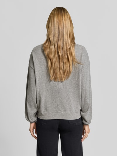 Frauenmodel trägt Sweatshirt mit überschnittenen Ärmeln Modell 'SONOMA' von American Vintage in Grau, reine Baumwolle, lockerer Schnitt, Ganzkörperansicht Rückansicht.