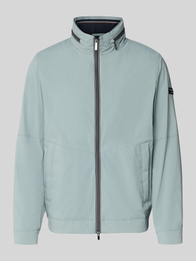 Produktfoto, Regular Fit Jacke mit Stehkragen von bugatti in Hellblau mit Logo-Detail, verstaubarer Kapuze, Zweiwege-Reißverschluss, Eingrifftaschen und elastischen Ärmelabschlüssen, Rückenlänge 68 cm, Schulterbreite 42 cm, Brustweite 50 cm, Ärmellänge 65 cm.