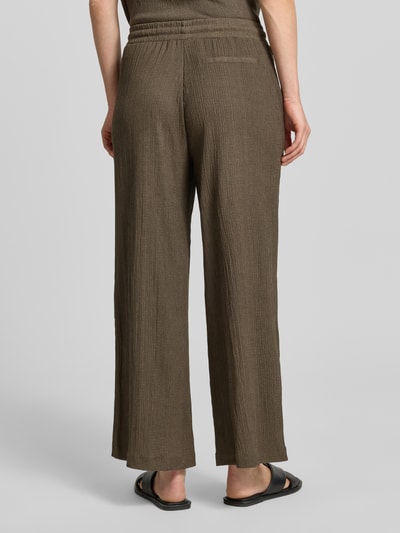 Frauenmodel trägt Wide Fit Stoffhose mit Strukturmuster Modell 'Mileni' von OPUS, elastischer Bund, Eingrifftaschen, Ganzkörperansicht Rückansicht.