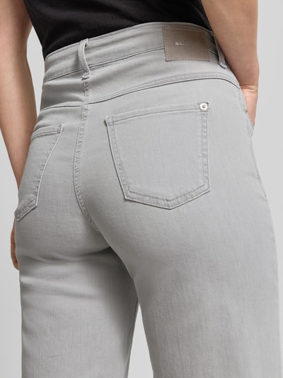 Frauenmodel trägt Wide Fit Jeans mit Eingrifftaschen von MAC in Hellgrau aus Baumwoll-Mix mit Modal-Anteil, Detailaufnahme Rückansicht. Bundweite bei Größe 36/32: 40 cm, Innenbeinlänge 82 cm.