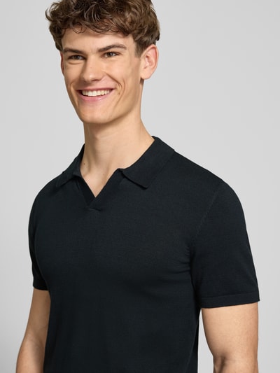 Männermodel trägt Regular Fit Poloshirt in Strick-Optik Modell 'Bray' von Blend, Reine Baumwolle, Kurzärmelig, Nahaufnahme Oberkörper.