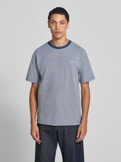 Männermodel trägt Regular Fit T-Shirt aus Baumwoll-Mix Modell 'Alves' von JACK & JONES, meliert, Logo-Detail, Ganzkörperansicht von vorne
