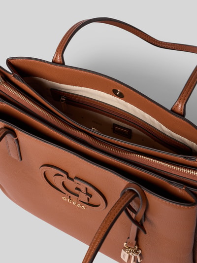 Produktfoto, Tote Bag in Leder-Optik Modell 'Isola' von Guess in Braun mit geteiltem Hauptfach, Reißverschluss, Logo-Detail, schmale Schulterriemen, strukturierte Oberfläche, Maße ca. 37x27x15 cm, Schulterriemen 62 cm.