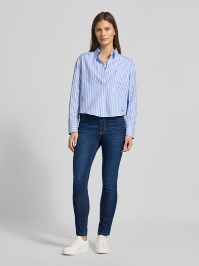 Frauenmodel trägt Slim Fit Jeans im 5-Pocket-Design von Jake*s Casual, mittelblau, Baumwoll-Mix, Ganzkörperansicht von vorne
