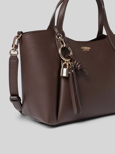 Produktfoto, Handtasche in Leder-Optik Modell 'MELODY' von GUESS, braun, strukturierte Oberfläche, goldfarbenes Logo-Detail und Metallakzente, Hauptfach mit Magnetverschluss, abnehmbarer Schulterriemen, Maße: 33x23x12 cm, Länge Schulterriemen: 122 cm