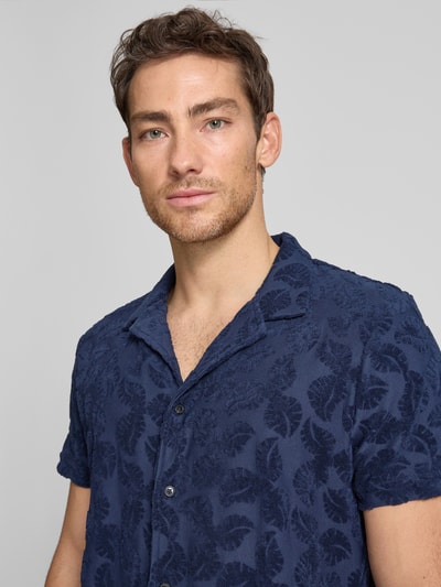 Männermodel trägt Regular Fit Freizeithemd Modell 'TERRY' von Scotch & Soda aus blauem Baumwoll-Mix mit Reverskragen, Nahaufnahme Oberkörper. Rückenlänge bei Größe M: 72 cm, Schulterbreite: 50 cm, Ärmellänge: 22 cm.