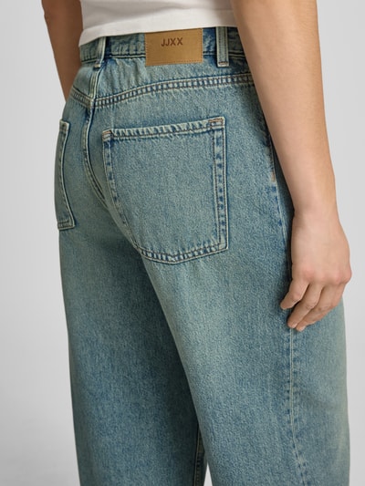Vrouwenmodel draagt Wide Fit Jeans im 5-Pocket-Design Modell 'Kyoto' van JJXX, lichtblauwe katoen, detailopname achterkant, context: dames jeans, pure katoen, wide fit, knoop- en ritssluiting, maat 27/32 taillewijdte 42 cm, binnenbeenlengte 76 cm.