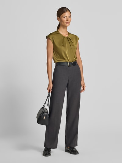 Vrouwenmodel draagt Straight Fit broek met steekzakken van Christian Berg Woman, donkere tinten, met viscose, ganzichaam aanzicht van voren. Context: Dames broek van Christian Berg Woman, mix met viscose, straight fit, steekzakken, paspelzakken achter, bandwijdte bij maat 36: 38 cm, binnenbeenlengte bij maat 36: 78 cm.