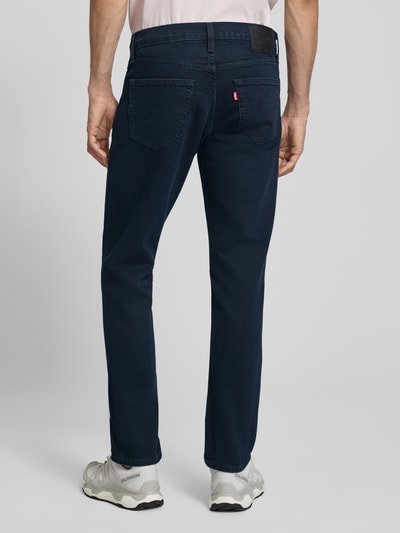 Mężczyznamodel nosi ciemnoniebieskie jeansy Slim Fit Jeans aus Baumwoll-Mix Modell '511®' von Levi's®, tekstura gładka, Ganzkörperansicht Rückansicht.