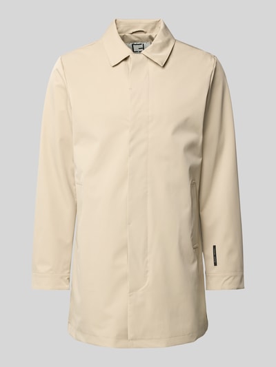 Produktfoto, Kurzmantel mit Umlegekragen und Label-Detail Modell 'EIDE' von Casual Friday, beżowy, materiał z domieszką stretchu, krój regular fit, kieszeń boczna, długość tyłu w rozmiarze M 88 cm, szerokość ramion w rozmiarze M 46 cm, szerokość klatki piersiowej w rozmiarze M 54 cm, długość rękawa w rozmiarze M 66 cm