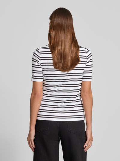 Frauenmodel trägt T-Shirt mit Rundhalsausschnitt von Comma im Viskose-Mix mit Stretch-Anteil, körpernaher Fit, halbärmelig, Rückansicht.