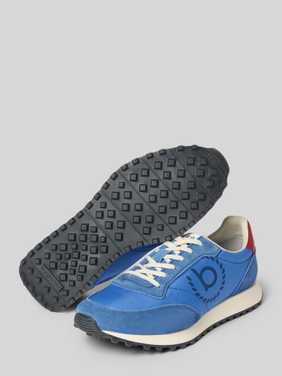 Productfoto, Sneaker met label-details model 'Bierman' van bugatti, afgeronde vorm, vetersluiting, gestructureerde zool, blauwe tinten, maat 44 hakhoogte 3 cm, schachthoogte 9 cm, schachtbreedte 9 cm.