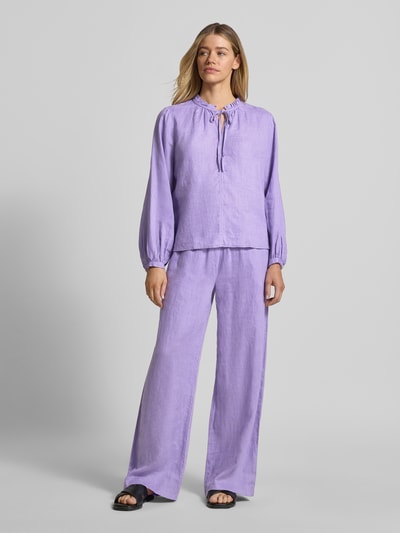 Vrouwenmodel draagt Leinenhose mit elastischem Bund van Emily Van den Bergh in lila, recht en wijd model, puur linnen, elastische tailleband, paspelzakken achter, Ganzkörperansicht van voren.