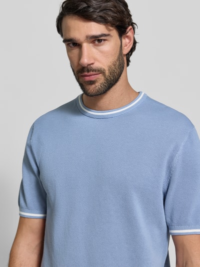 Männermodel trägt Regular Fit T-Shirt in Strick-Optik von Christian Berg Men, hellblau, Baumwolle, Nahaufnahme Oberkörper.
