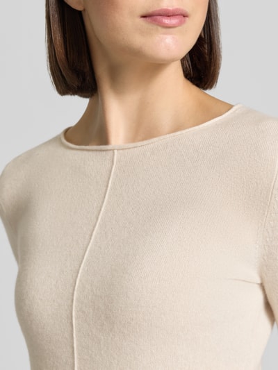 Kobiece modelka nosi Regular Fit Strickpullover aus reinem Kaschmir von Christian Berg Woman w kolorze beżowym, ozdobny szew, okrągły dekolt, długi rękaw, kaszmir, krój regular fit, długość tyłu w rozmiarze S: 53 cm, długość rękawów w rozmiarze S: 63 cm, zbliżenie na górną część ciała.