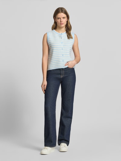 Frauenmodel trägt Regular Fit Strickweste mit Woll-Anteil Modell 'MALOU' von Pieces mit Optik:Allover-Muster, gestreift, Rippstrick, Ganzkörperansicht von vorne.