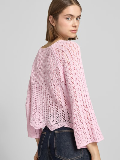 Frauenmodel trägt Cropped Pullover aus Baumwoll-Mix Modell 'NOLA' von Only, Optik: Unifarben, Grobstrick, 3/4-Arm, Ganzkörperansicht Rückansicht.