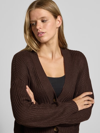 Vrouwenmodel draagt boxy fit gebreid jack met v-hals model 'CAROL' van ONLY in bruin, grove textuur, Dames, Nahaufnahme bovenlichaam.